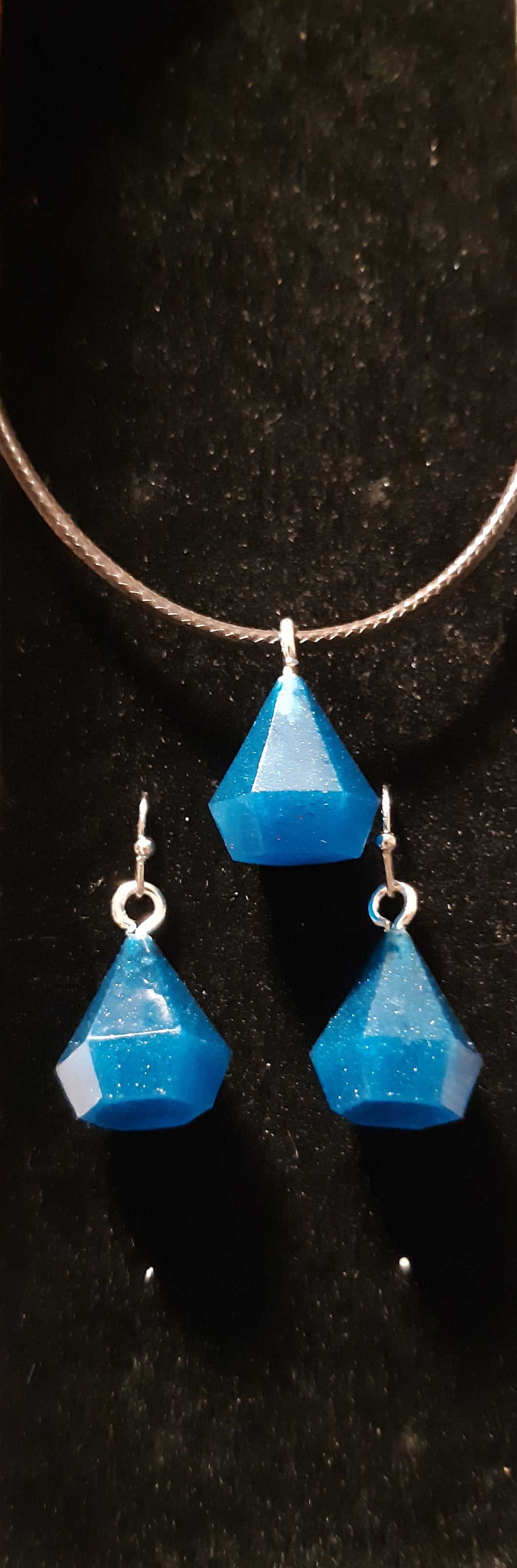Diamond shaped choker and earring set